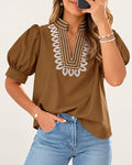 Blusa marrón bordada en blanco, disponible en Nueva Moda Boutique