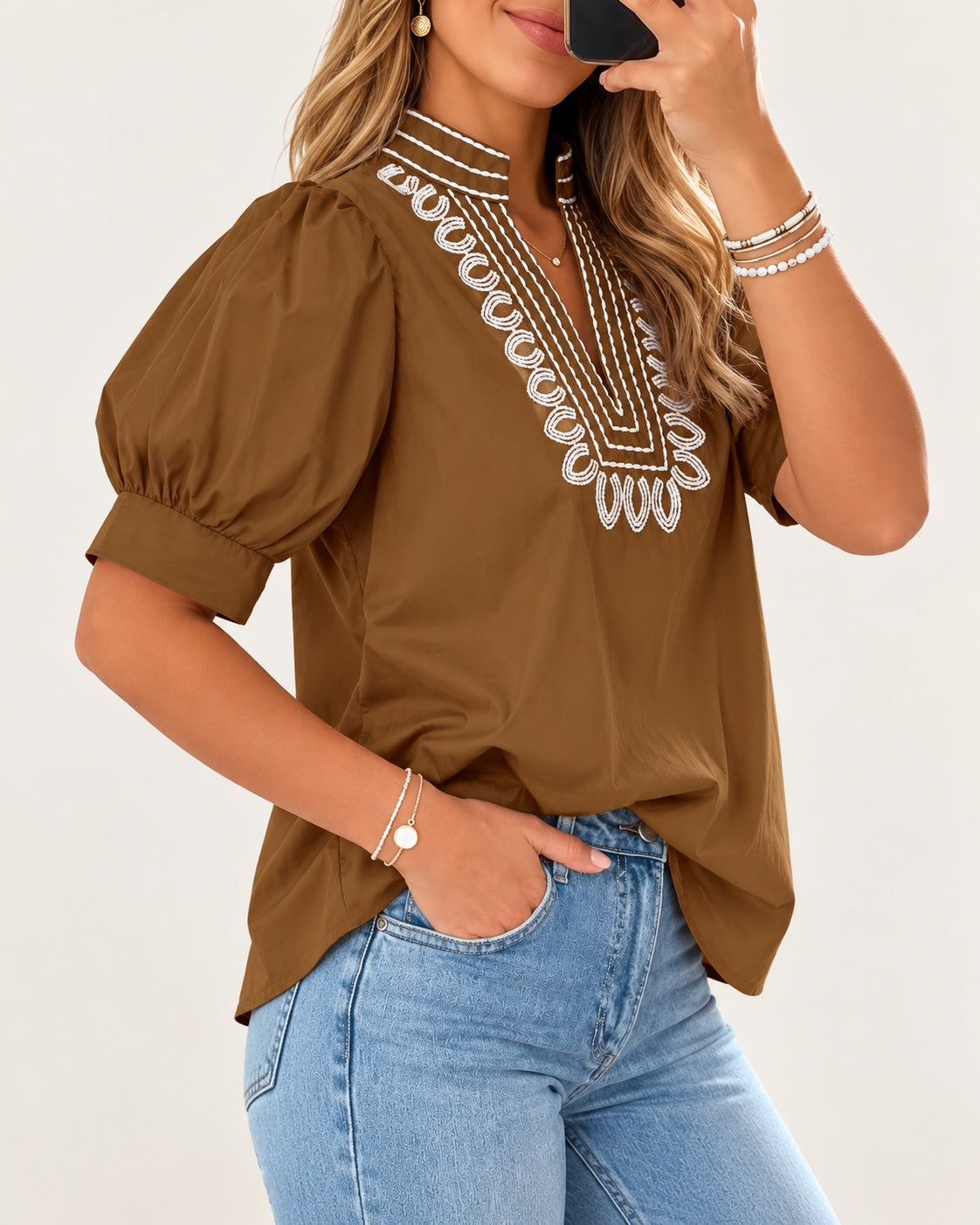 Blusa marrón bordada en blanco, disponible en Nueva Moda Boutique